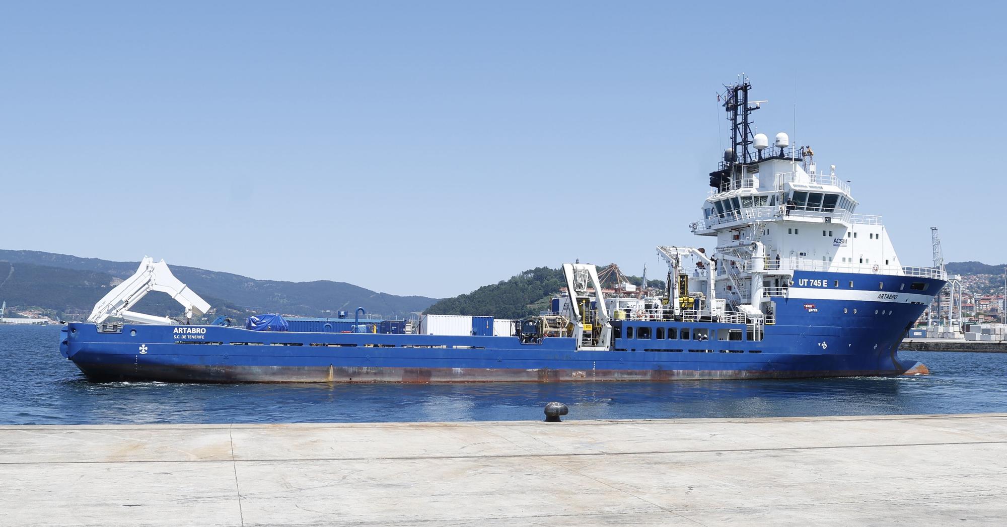 El buque “Ártabro”, hoy durante las maniobras de desatraque del muelle del Tinglado, en Vigo.