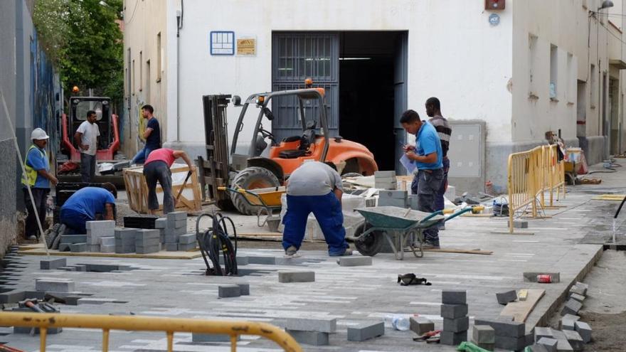 Operaris treballant en la pavimentació del carrer Barceloneta