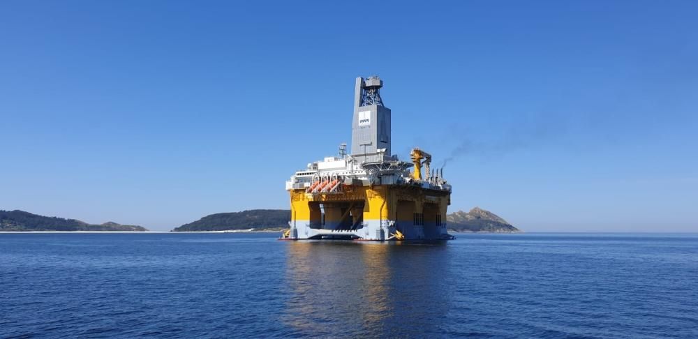 Una gigantesca plataforma petrolífera hace escala en Cíes