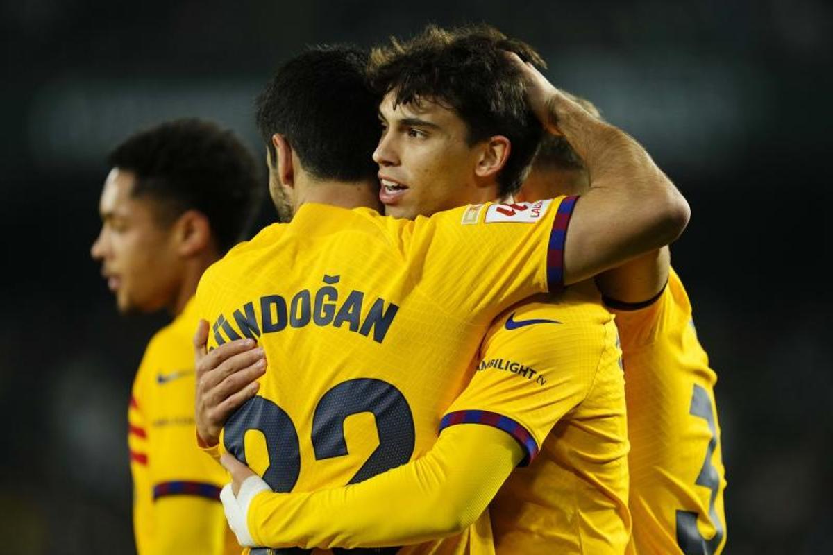 João Félix celebra el gol junto a sus compañeros en el 90