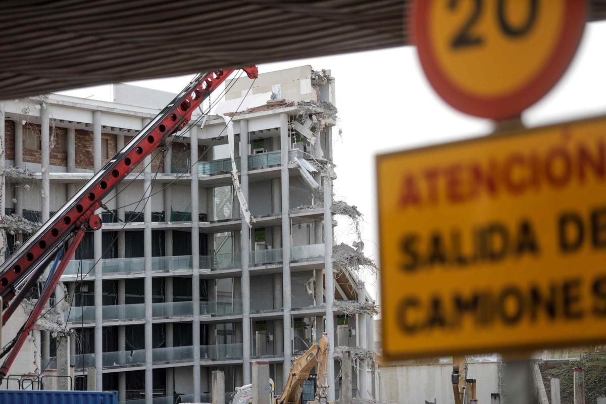 Hay un nuevo edificio construido con la reforma que tienentres plantas para la nueva cantina, pendiente de estrenar.