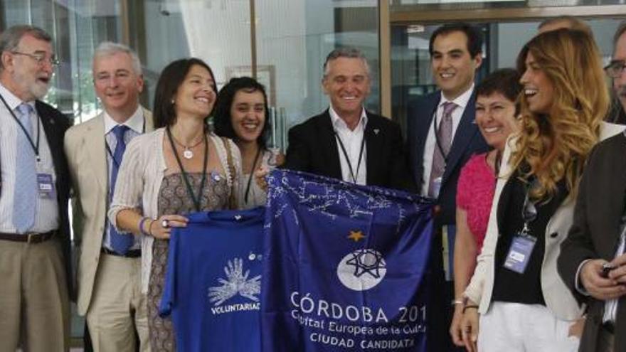 Paulino Plata (en el centro con la bandera), junto al resto de la delegación cordobesa, ayer en Madrid.