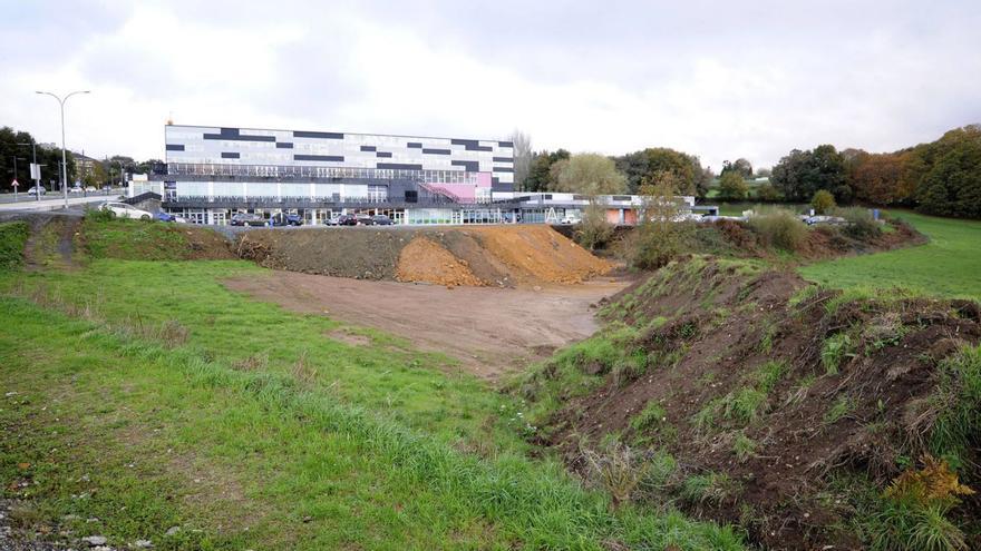 El relleno comenzó en la zona anexa al aparcamiento inferior del multiusos. |  Bernabé/Javier Lalín