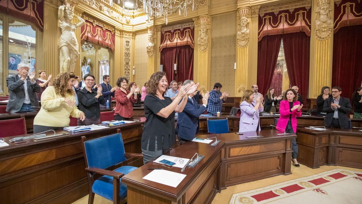 Francina Armengol y toda la izquierda aplaude tras la aprobación de los presupuestos.