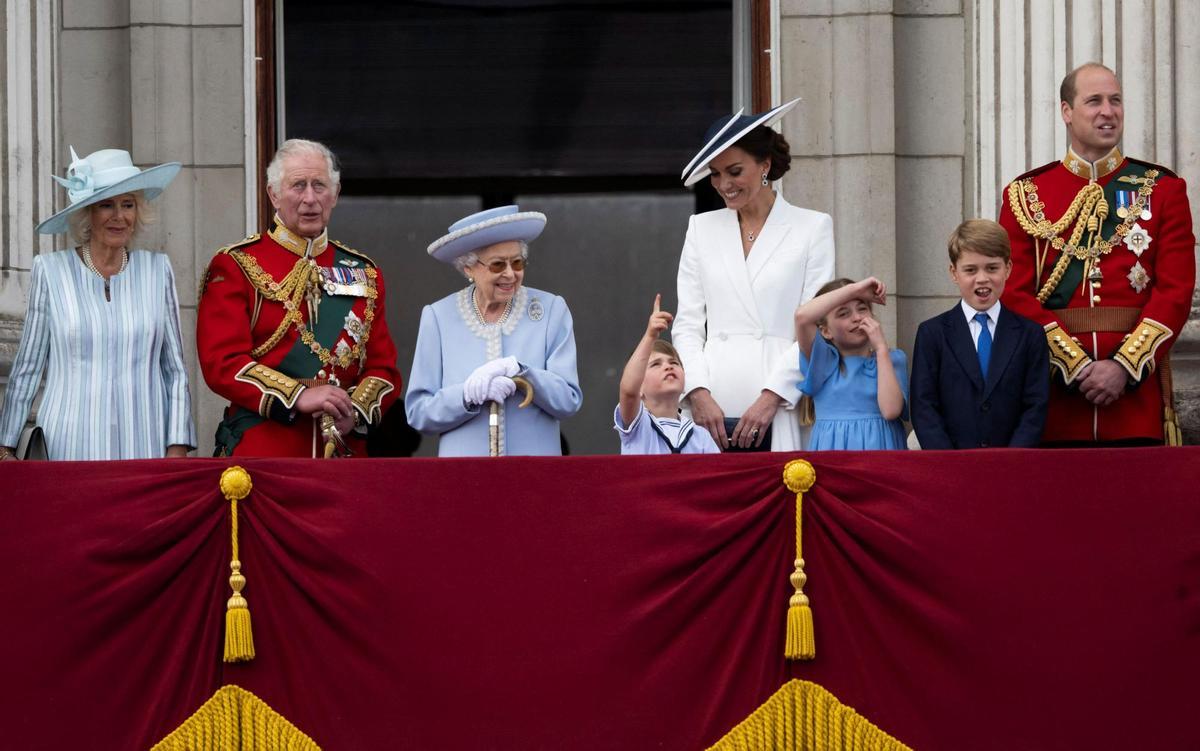 Isabel II y su familia durante el tradicional saludo en Londres.