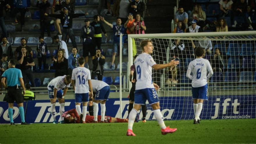 Dani Hernández cae al suelo durante el partido del pasado sábado.