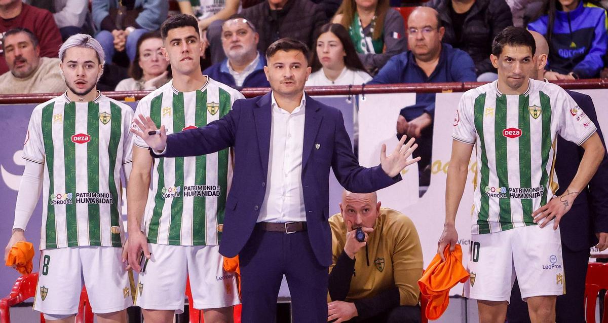 David Fernández, Carlos Gómez, Emanuel Santoro y Arnaldo Báez siguen el encuentro contra el O Parrulo.