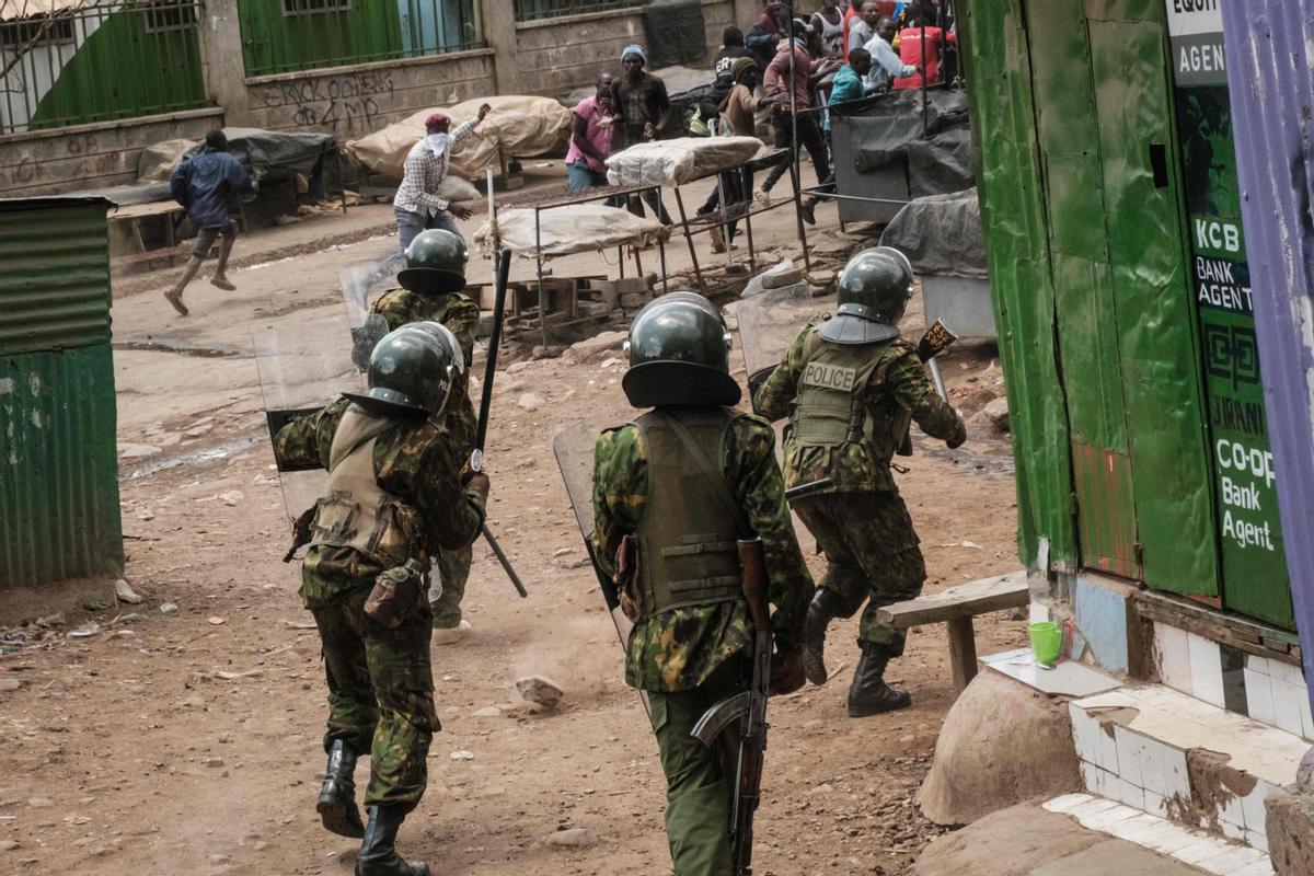 Protesta masiva convocada por el líder de la oposición Raila Odinga, afirma que le robaron las últimas elecciones presidenciales de Kenia y culpa al gobierno por el aumento del costo de vida en Nairobi.