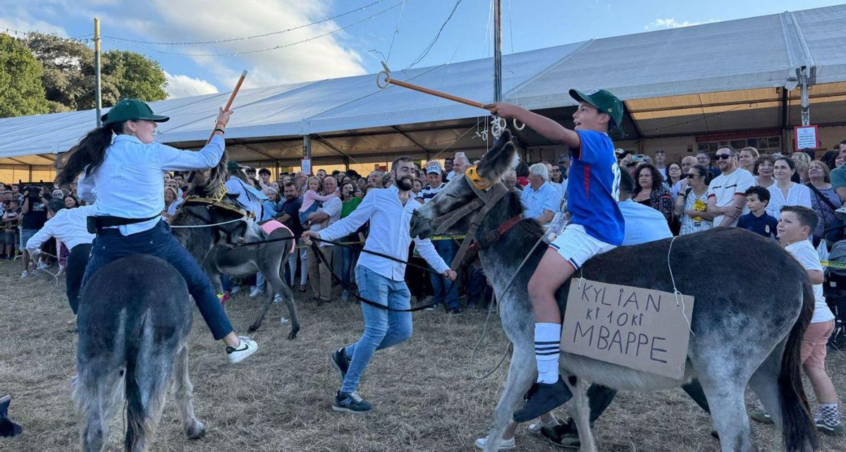 El «BurriTesla», en el prau de la fiesta.