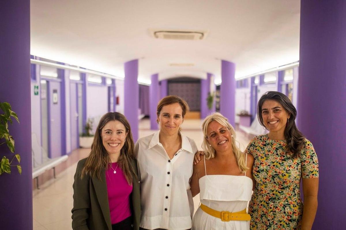 Las ediles de Más Madrid en Coslada, Sonia Murillo (i) y Paz Garretas (2d), junto a Mónica García y Manuela Bergerot.