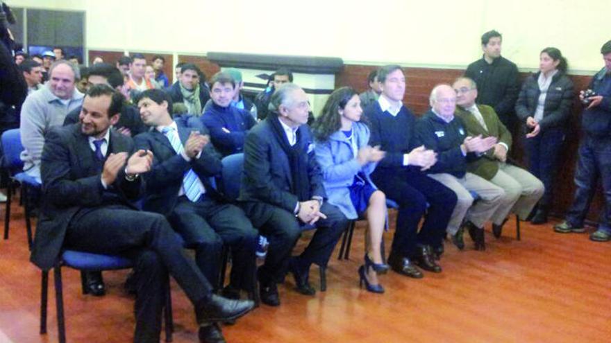 Ricardo Abumohor, tercero por la izquierda, y Berizzo, tercero por la derecha, aplauden en el acto celebrado ayer en Rancagua.