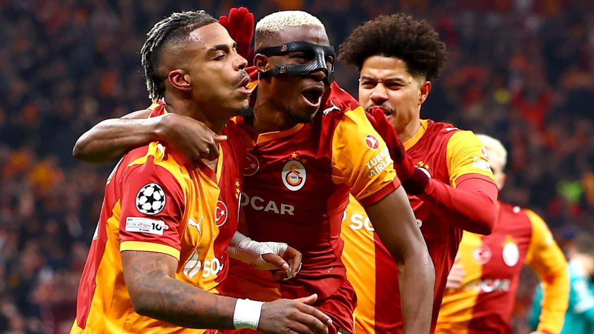 Lemina celebrando su gol con Osimhen