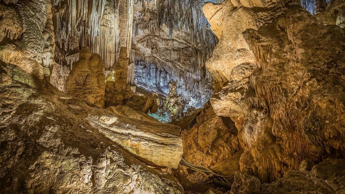 La investigación ha sido posible gracias al manejo de las últimas técnicas de datación de los carbones y restos de humo fosilizado en las estalagmitas de la cueva de Nerja.