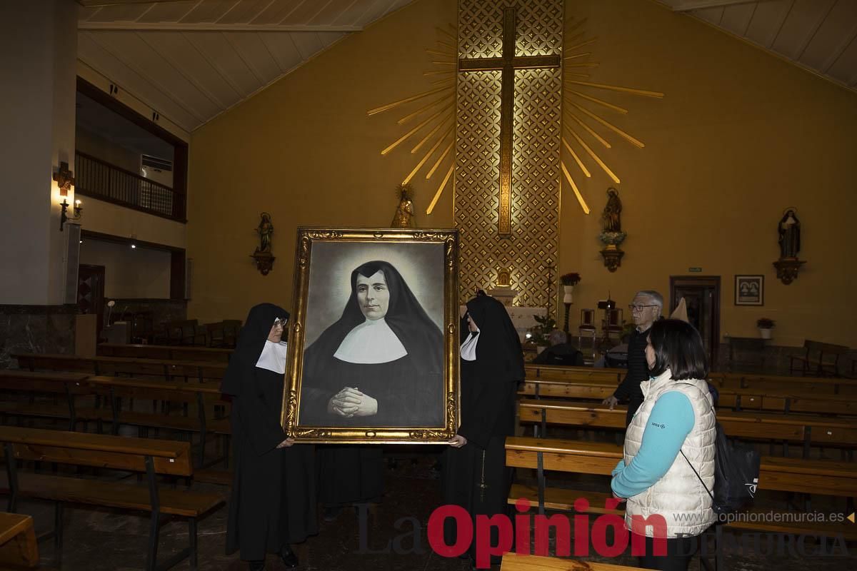Así ha sido el traslado del cuatro y la reliquia de Santa Teresa de Jornet desde el Asilo hasta la Parroquia de la Concepción en Caravaca