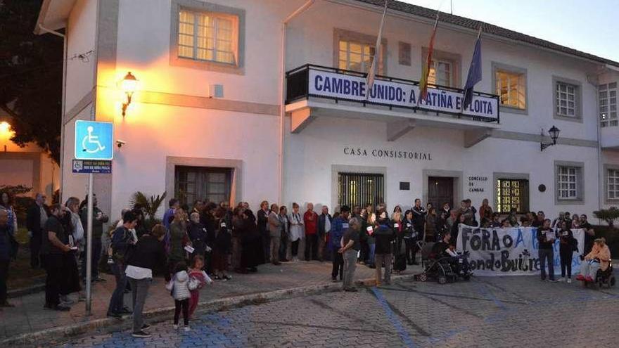 Concentración de afectados de A Patiña, este jueves, ante del Concello de Cambre.