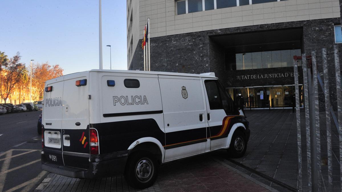 Un furgón policial entra en la Ciudad de la Justicia en Elche.