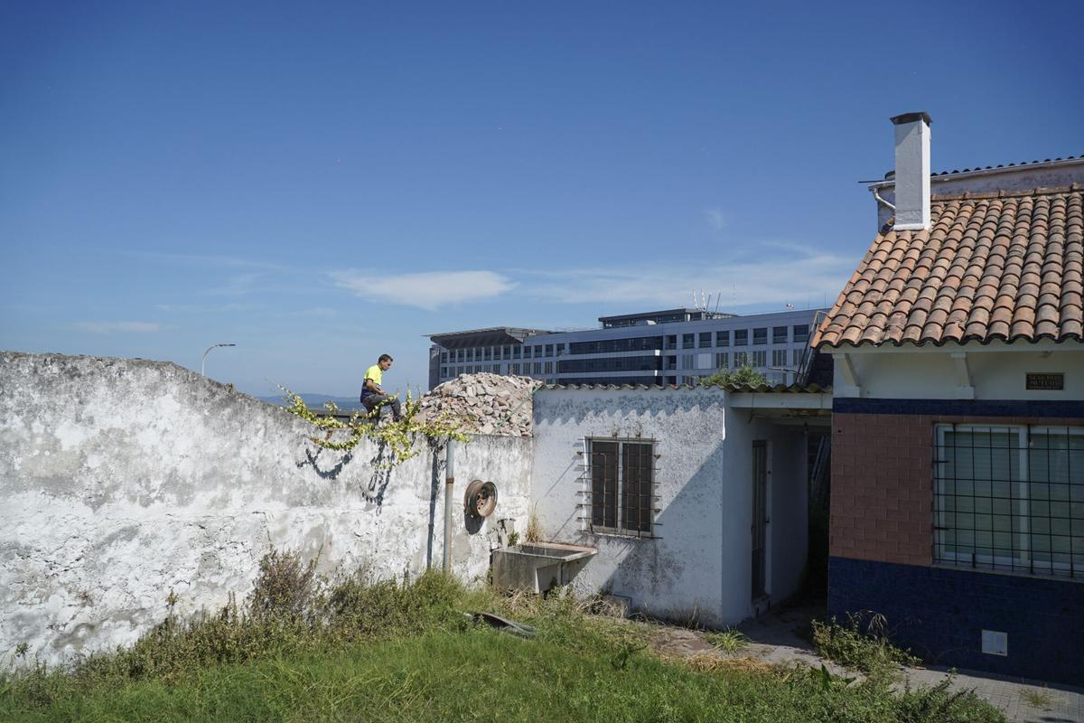 Avanzan las demoliciones de viviendas en el entorno del Chuac para levantar la futura torre polivalente