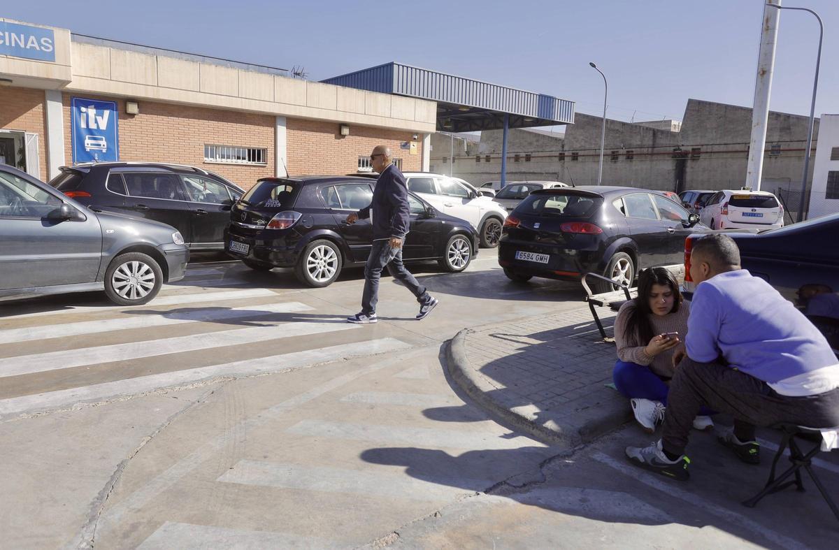 Coches en la ITV de Vara de Quart.