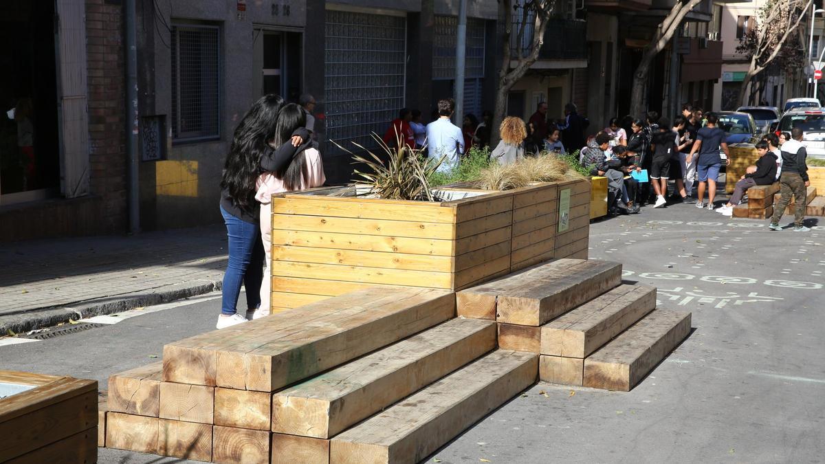 Las gradas del entorno escolar pacificado del Poble-sec que se han convertido en un 'botellódromo'