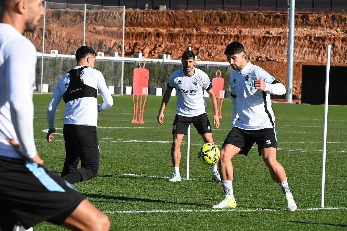 El equipo de Pablo Hernández se ejercita en la ciudad deportiva Globeenergy