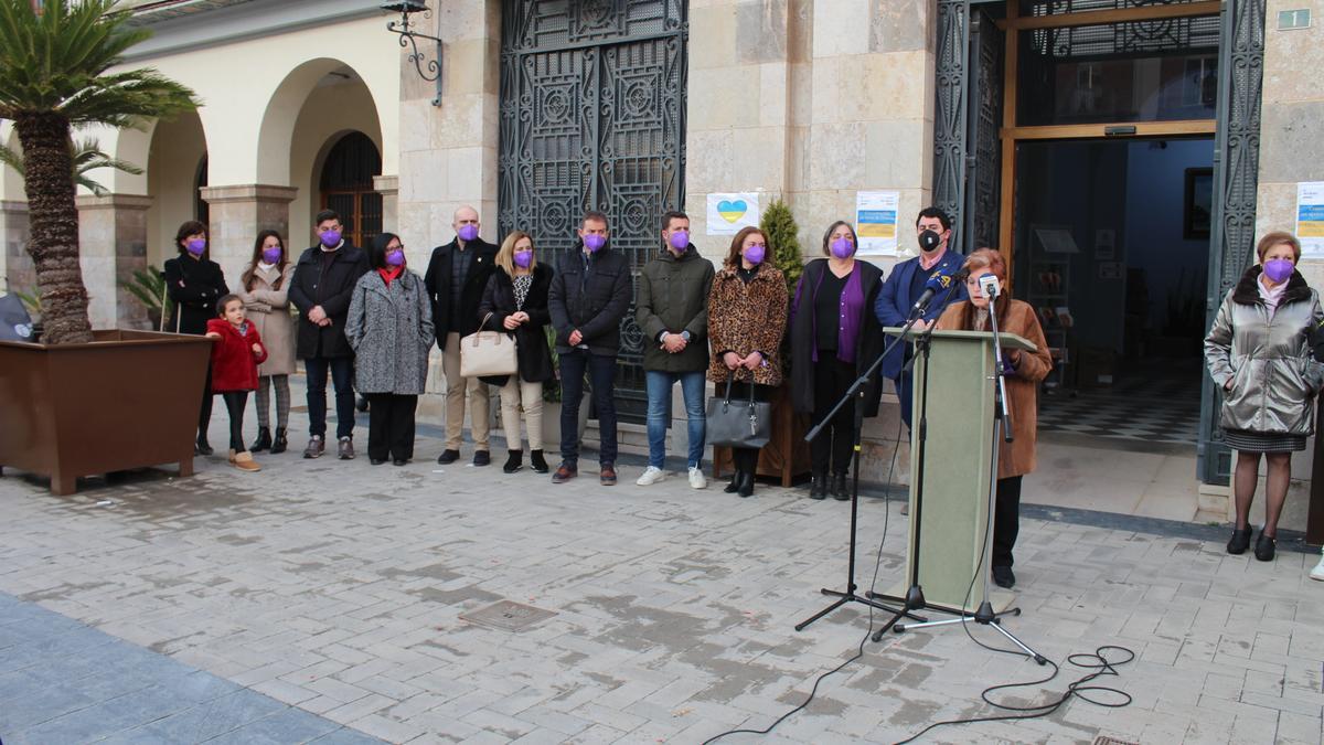 Lectura del manifiesto delante del ayuntamiento de Nules.