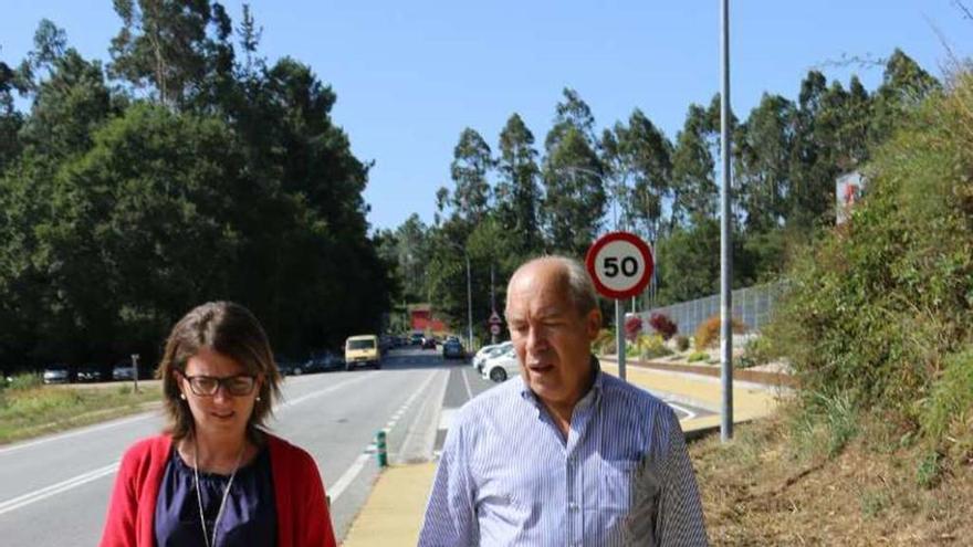 Luisa Piñeiro y José Luis Díez, en la senda peatonal. // G. Santos