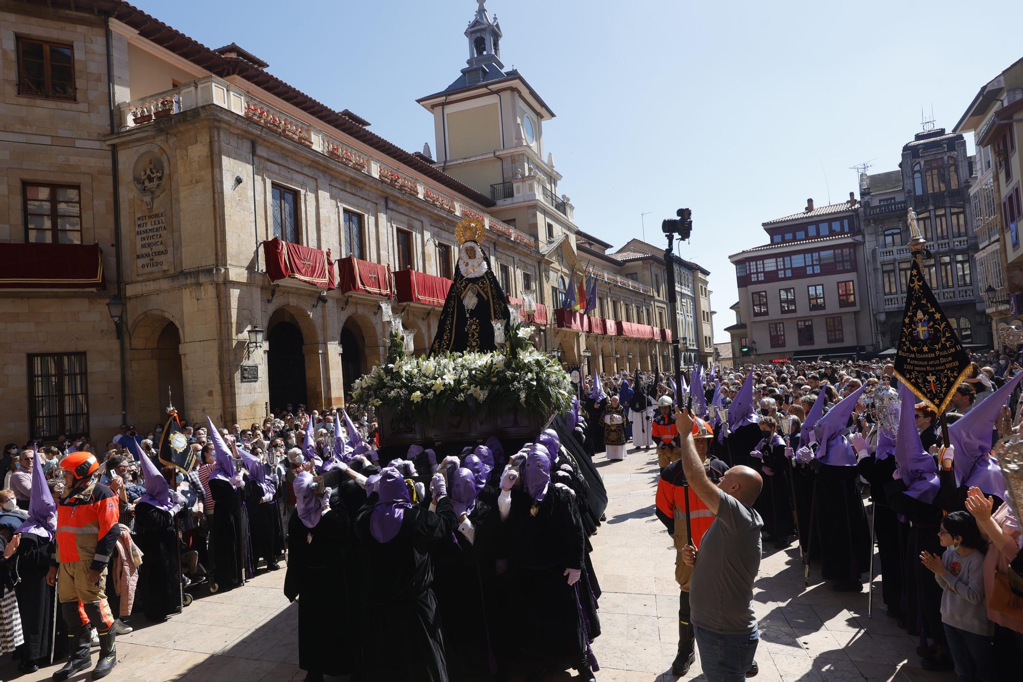 EN IMÁGENES: Así fue la procesión de la Soledad en la Semana Santa de Oviedo