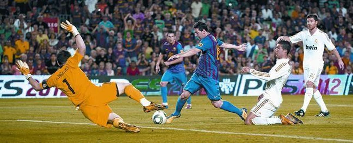 Messi pica la pilota davant la sortida desesperada de Casillas en l’acció del segon gol mentre Ronaldo cau agenollat a la seva esquena, ahir a la nit al Camp Nou. Messi pica la pilota davant la sortida desesperada de Casillas en l’acció del segon gol mentre Ronaldo cau agenollat a la seva esquena, ahir a la nit al Camp Nou.