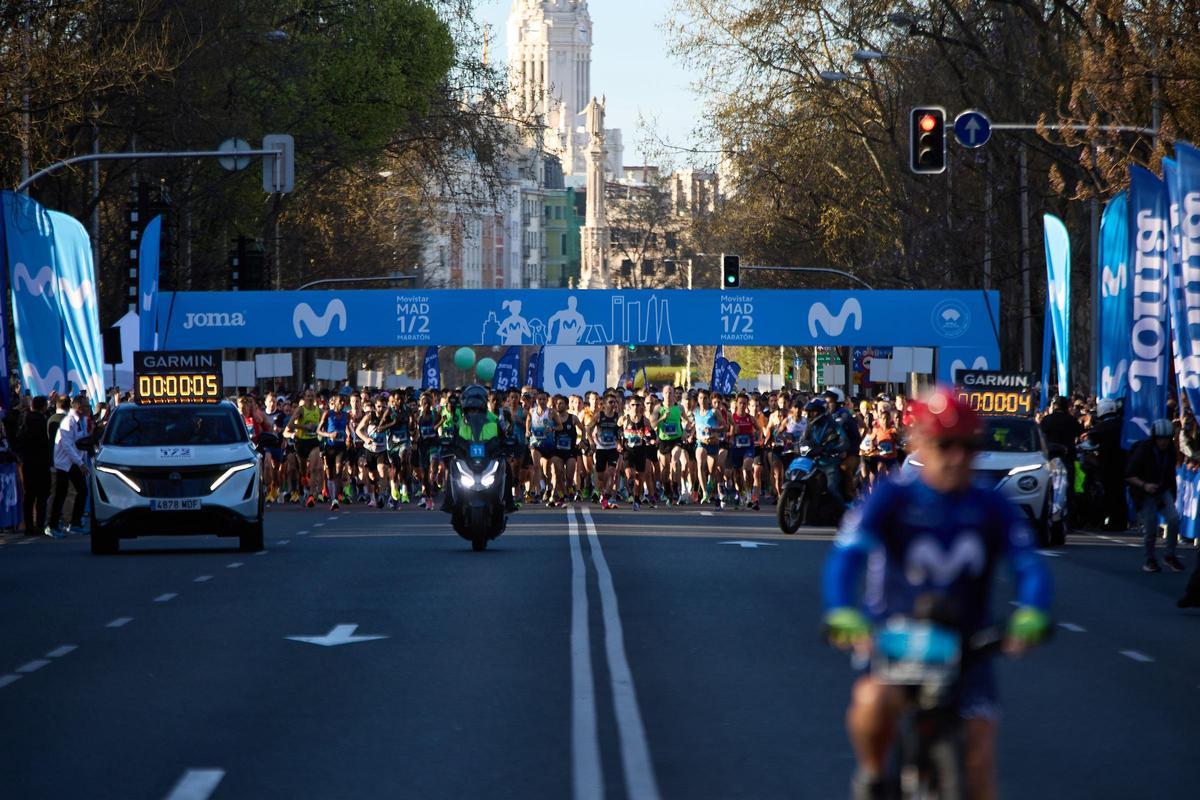 Archivo - Archivo.- Varios corredores participan en la salida de la Movistar Media Maratón de Madrid