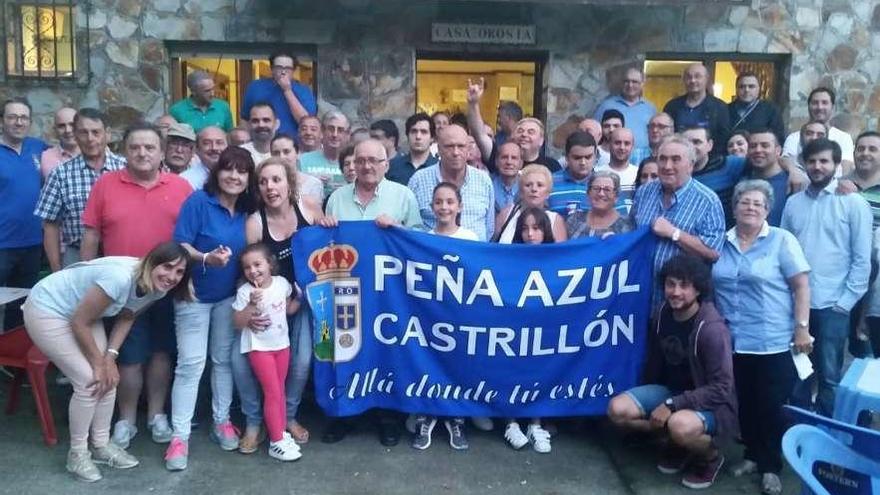 Miembros de la Peña Azul Castrillón, delante de su nueva sede en Las Bárzanas.