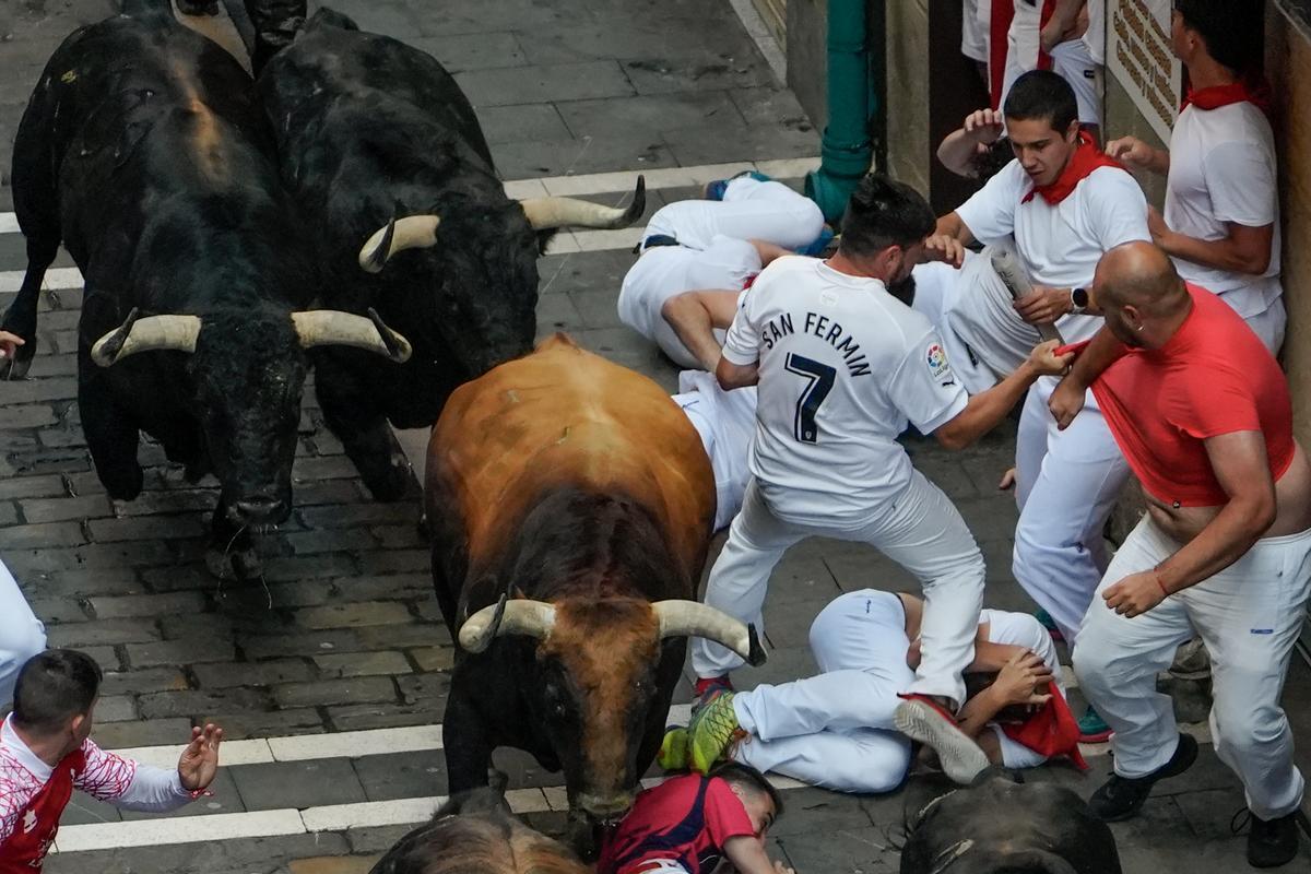 Los toros de la ganadería de Fuente Ymbro a su paso por la calle de la Estafeta en el cuarto encierro de los Sanfermines.