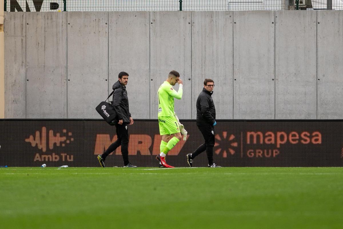 Rubén Yáñez, ayer, se va lesionado del campo.