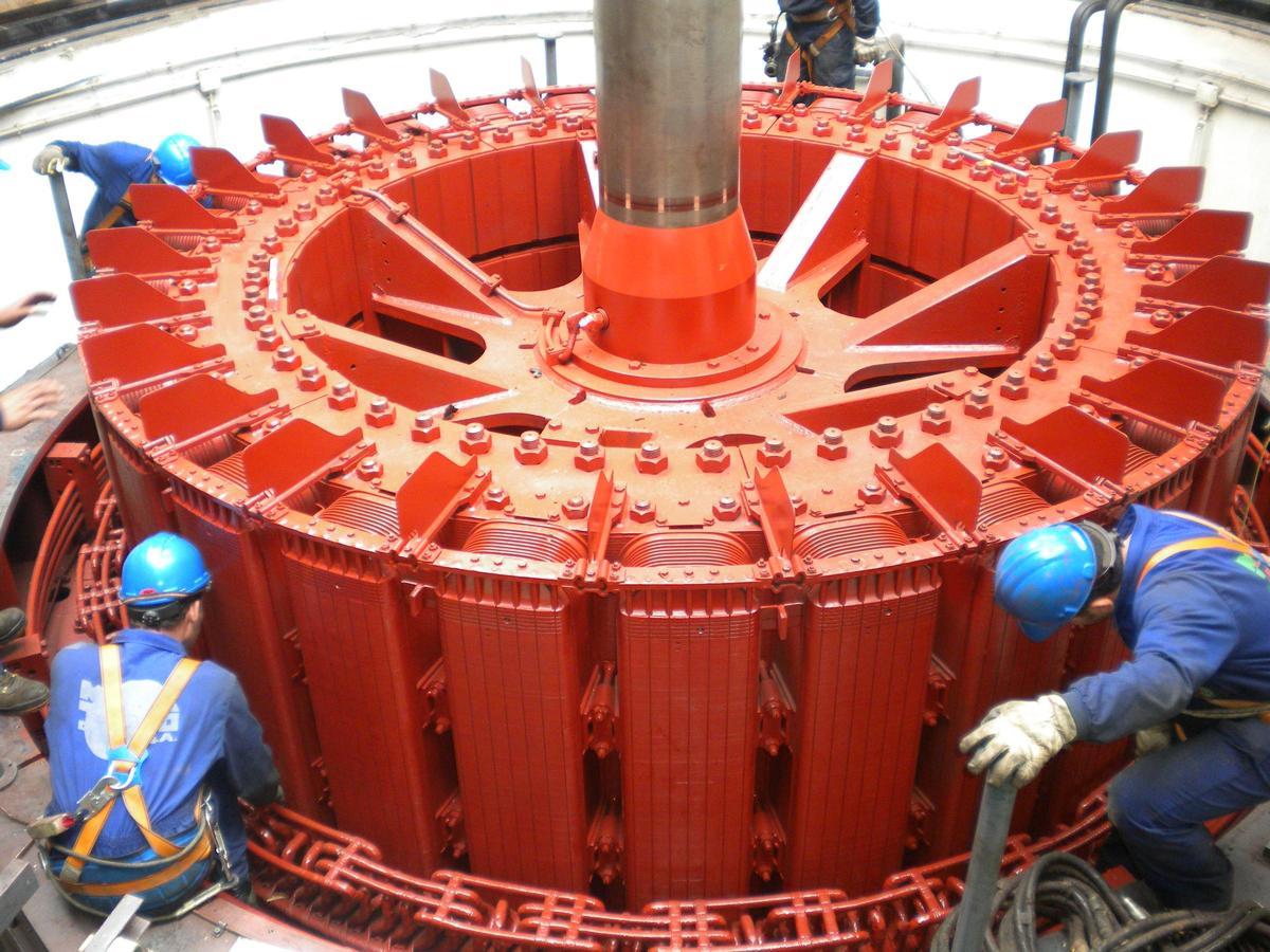 Empleados de Milsa trabajan en la extraccion del rotor de una central hidroelétrica.
