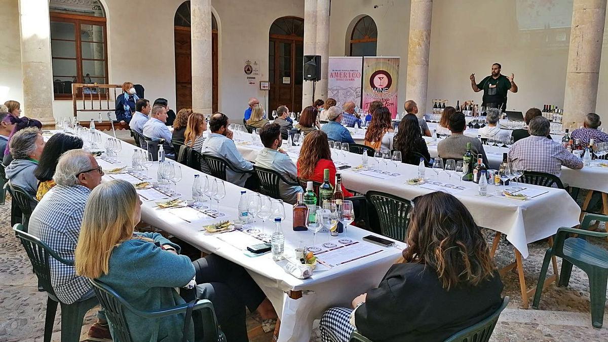 Los asistentes a uno de los talleres escuchan las explicaciones de Óscar Díez sobre el proyecto. | M. J. C.