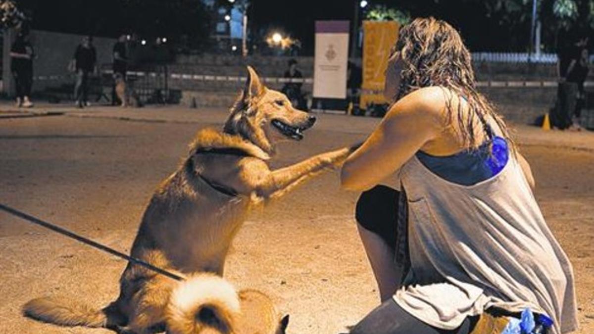 Prácticas al aire libre 8 Una de las asistentes al cursillo habla a su perra, el martes de la semana pasada.