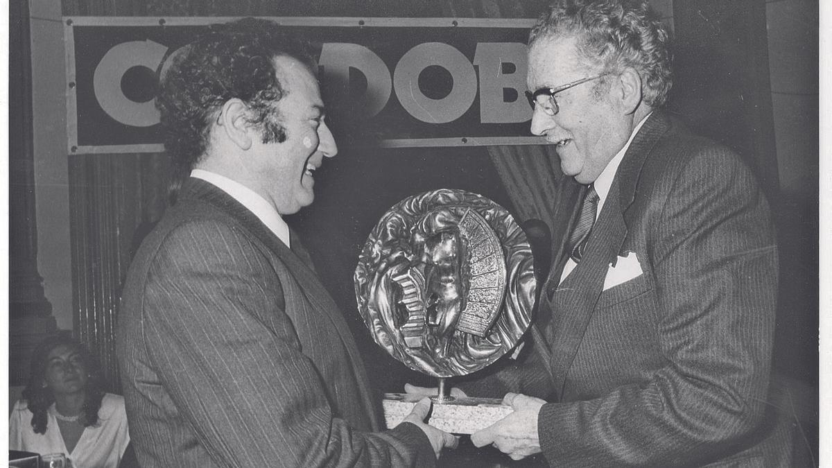 Antonio Fernández ‘Fosforito’ recibe el premio Cordobés del Año 1984.