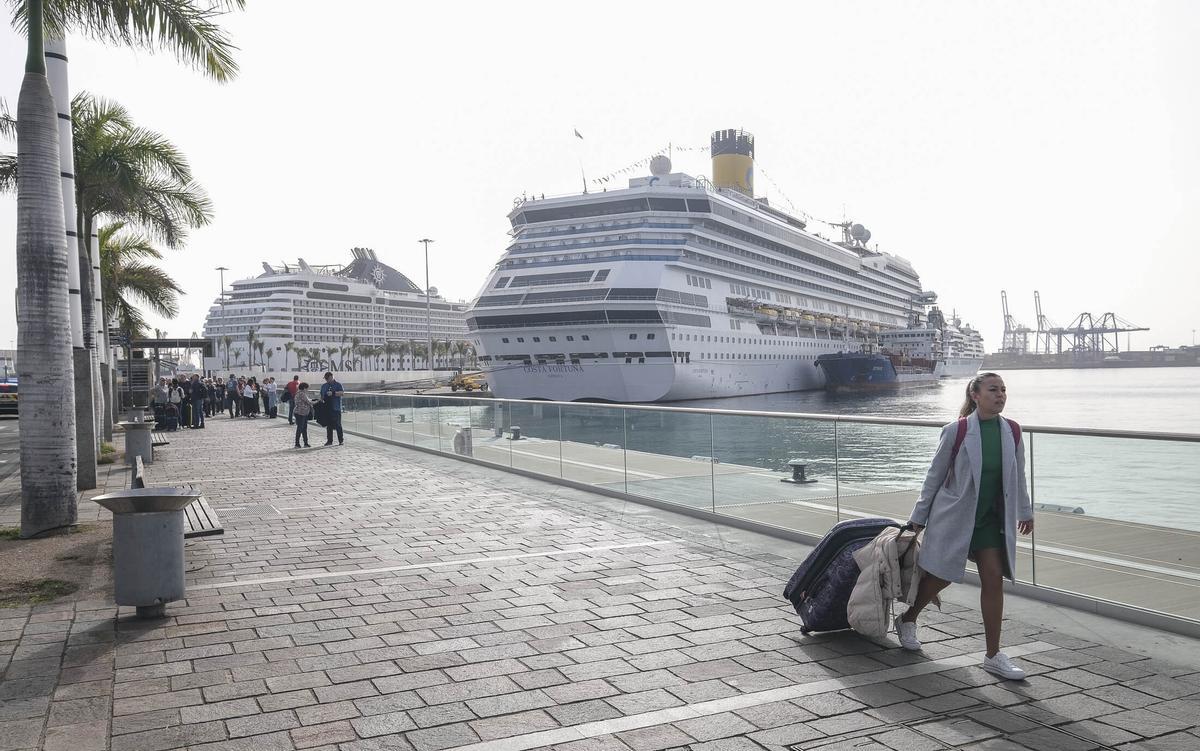 Pasajeros desembarcando de los cruceros en el Muelle Santa Catalina