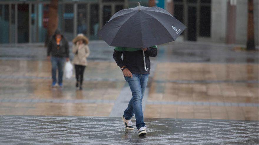 Las lluvias se mantienen en Canarias este jueves