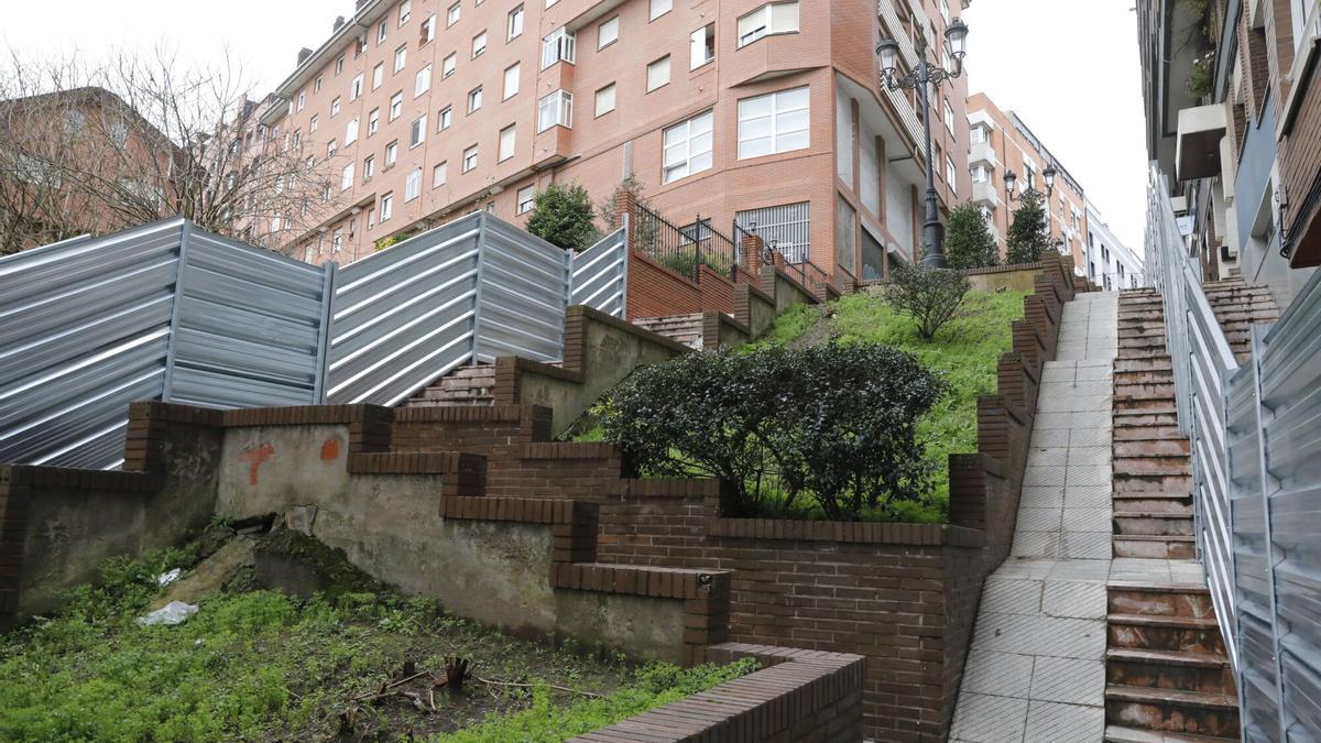 Las escaleras de la calle Víctor Sáez valladas para ejecutar la obra.