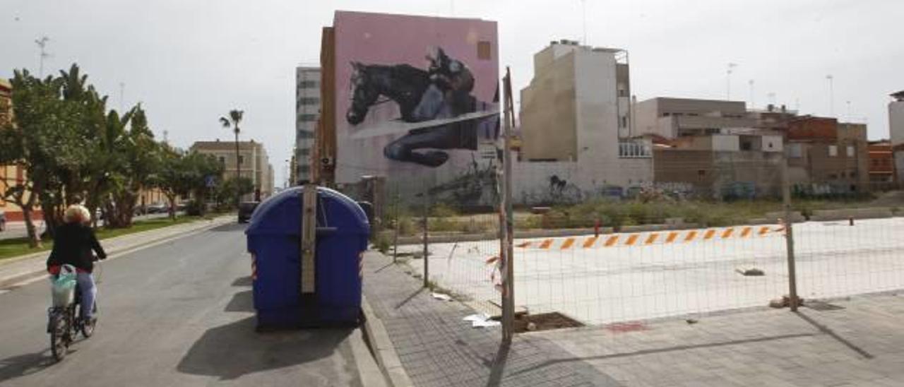 La plaza de Bilbao lleva años esperan la reurbanización definitiva de la zona.