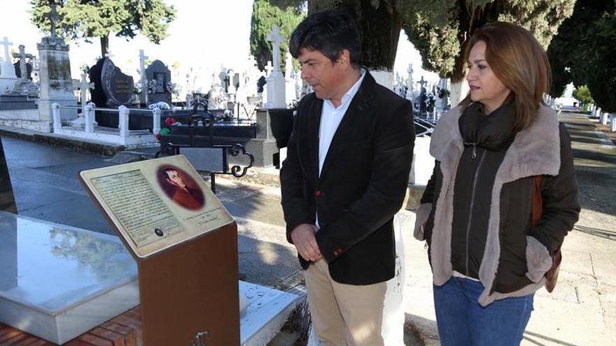 Rafael Llamas, junto a la tumba de ‘El Sabio Andaluz’.