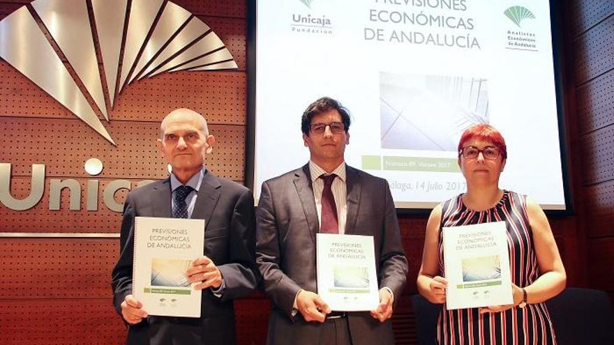 García Navas, Muñoz y Becerra, en la sede de Unicaja.