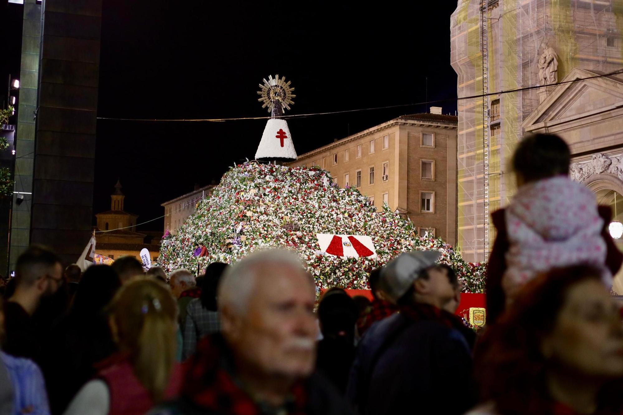 En imágenes | Zaragoza vive su día grande con la Ofrenda de Flores a la Virgen del Pilar