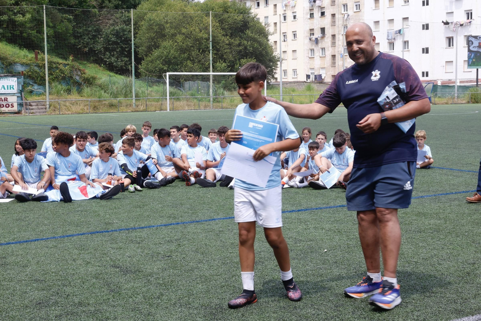 EN IMÁGENES: El campus del Celta de Vigo con los niños del Raíces, en Castrillón