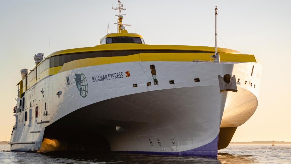 El trimarán navegando en aguas canarias.