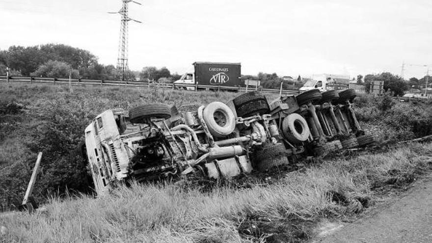 Vuelca un camión en  el enlace de Lugones  de la autopista A-66,  sin causar heridos