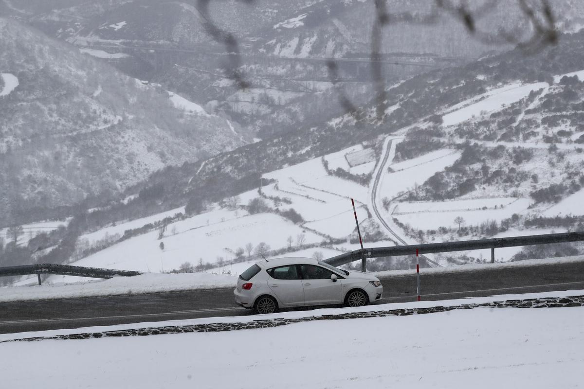 Vista de Pedrafita do Cebreiro tras la nevada caída sobre la localidad