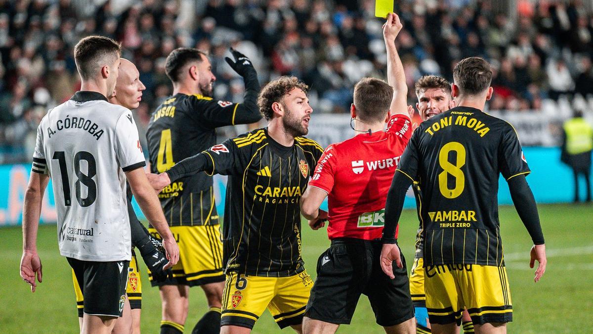 Palencia Caballero muestra la amarilla a Insua junto a Keidi Bare.