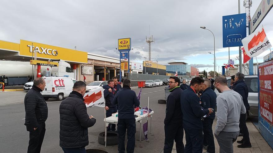 Trabajadores de la ITV de Vara de Quart haciendo un piquete en la entrada de la estación durante la jornada de huelga.