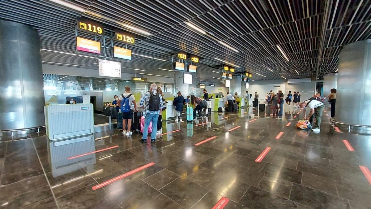 Archivo - Nuevos puestos de facturación en el aeropuerto de Gran Canaria